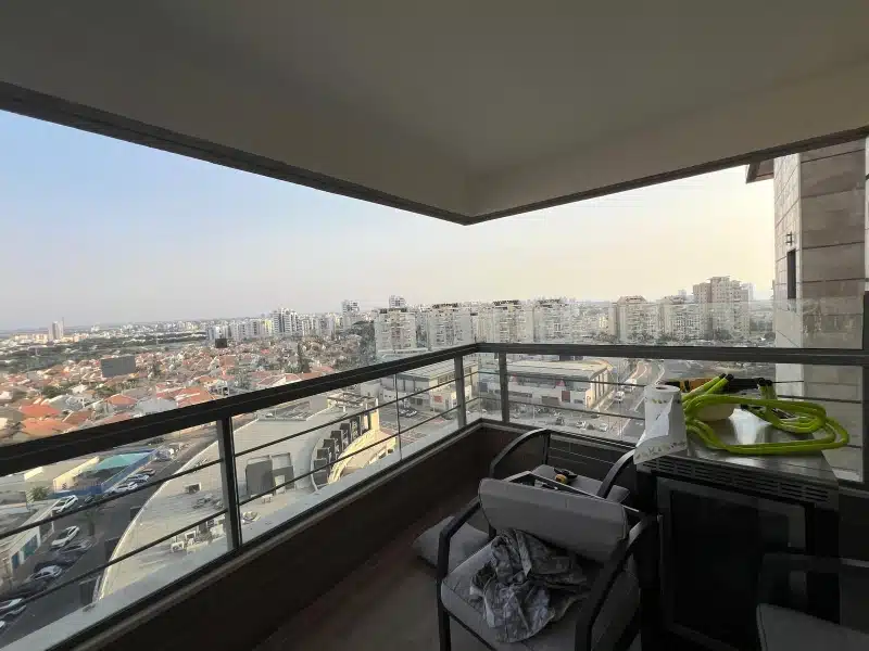 הגבהת מעקה שקופה במרפסת הורים