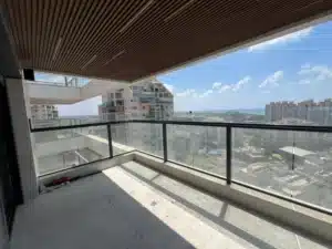 מעקה זכוכית למרפסת בית פרטי