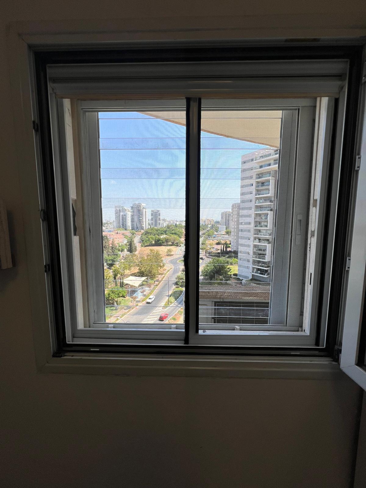 סורגים שקופים בחלון סלון