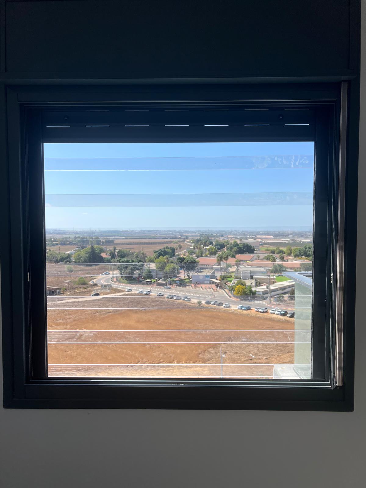 סורגים שקופים בחלון חדר ילדים