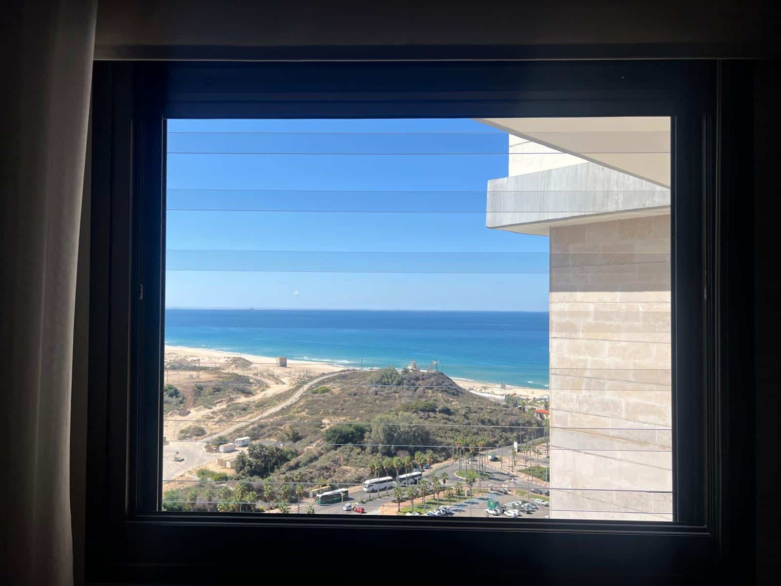 סורגים שקופים בפתיחת יציאה למרפסת