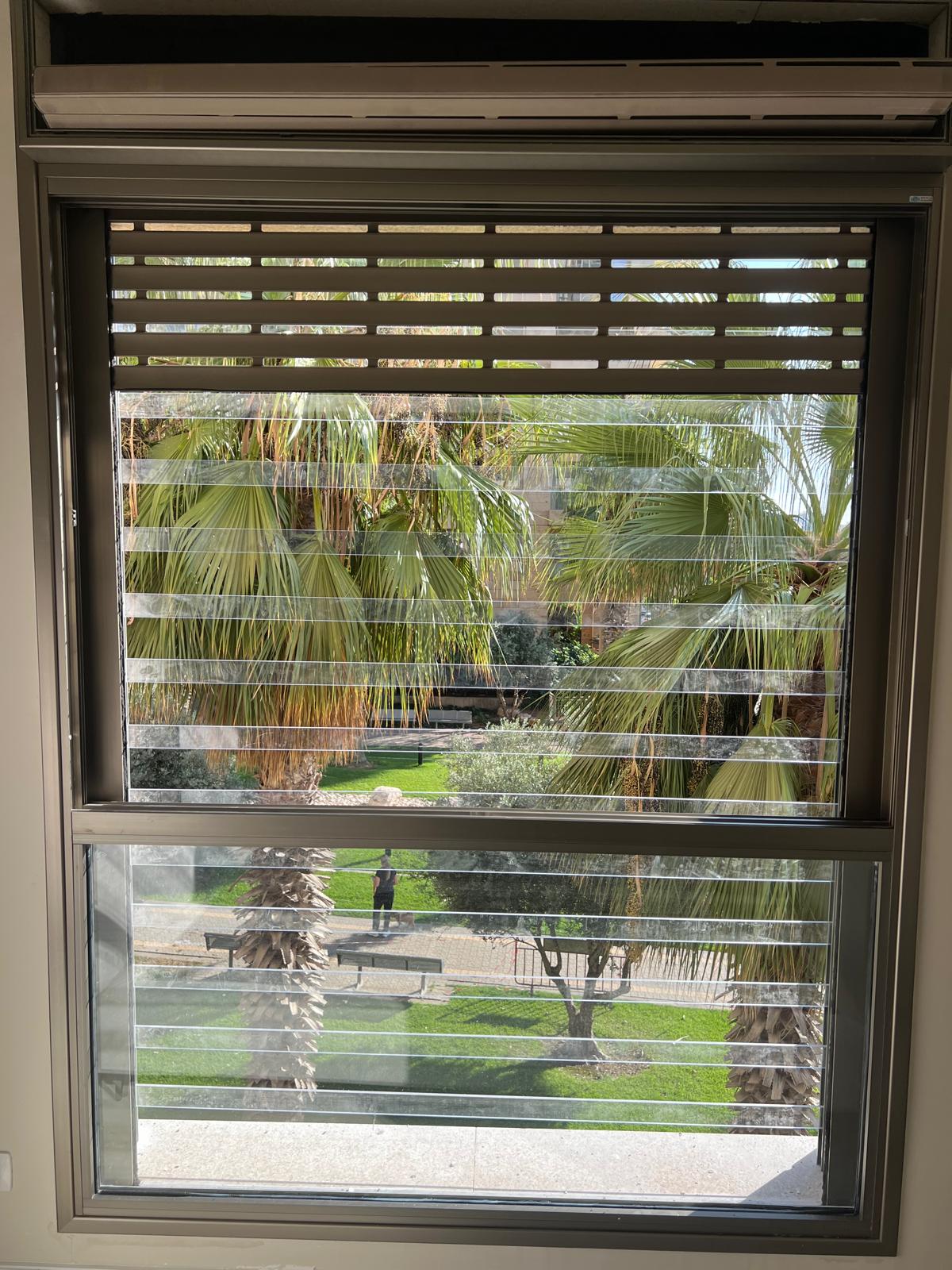 סורגים שקופים בחלון פינת אוכל