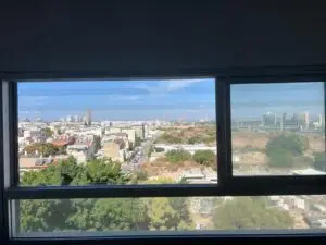 התקנת חלון שמשה זכוכית לבית פרטי