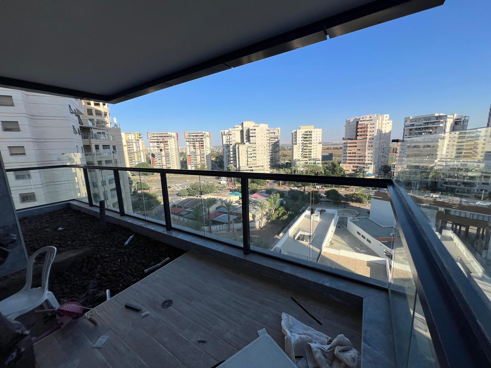 הגבהת מעקה שקופה מעל מעקה קיים