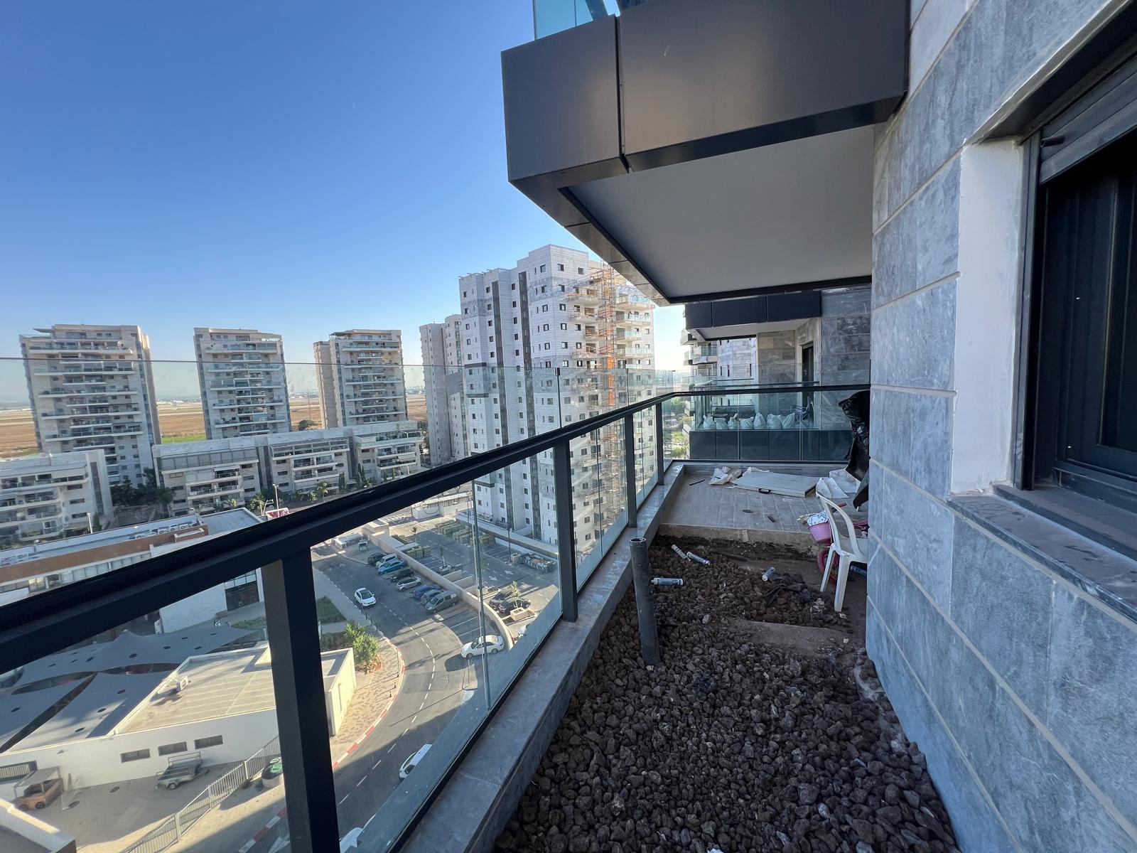 הגבהת מעקה זכוכית במרפסת פינתית