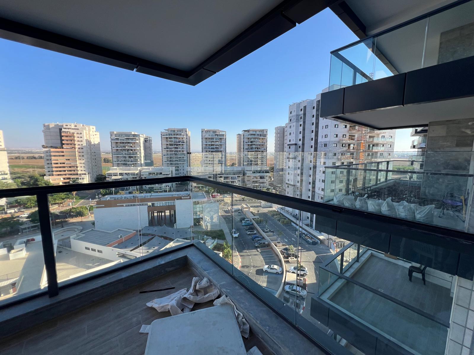 הגבהת מעקה שקופה במרפסת בקומה גבוהה