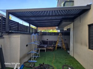 איך סוגרים מרפסת נכון? פתרונות משתלמים שמשדרגים את הבית