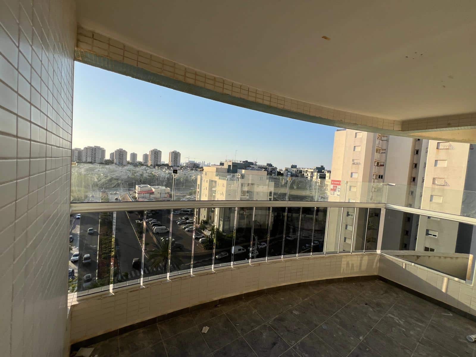 הגבהת מעקה בדירה בבניין בהוד השרון