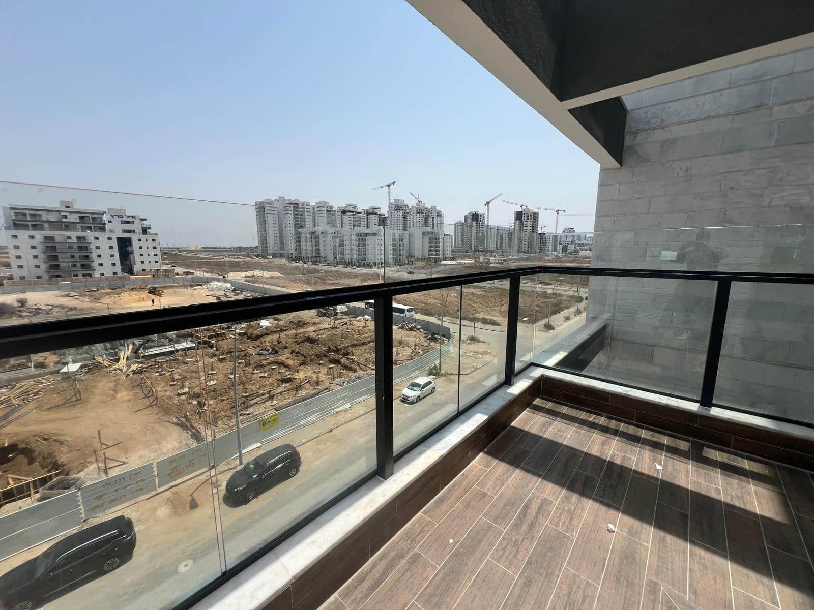 הגבהת מעקה בשכונה חדשה בהרצליה