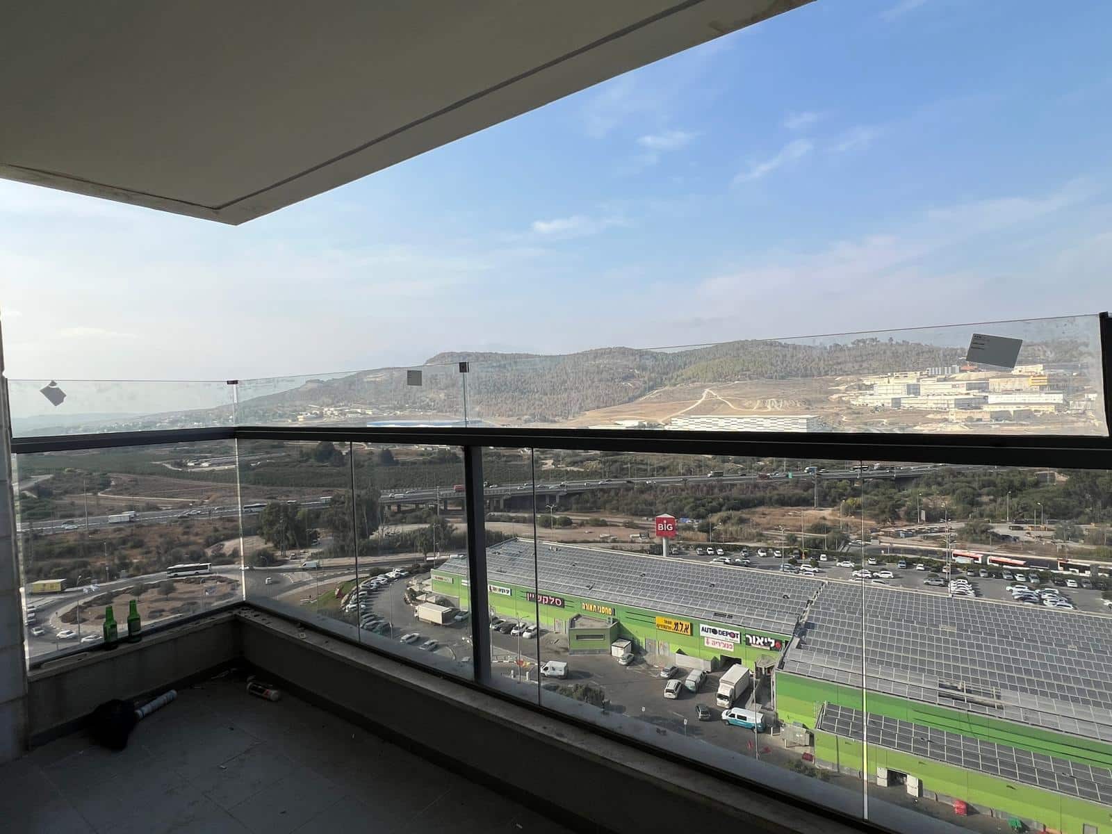 הגבהת מעקה לדירת מגורים בבניין גבוה בחדרה