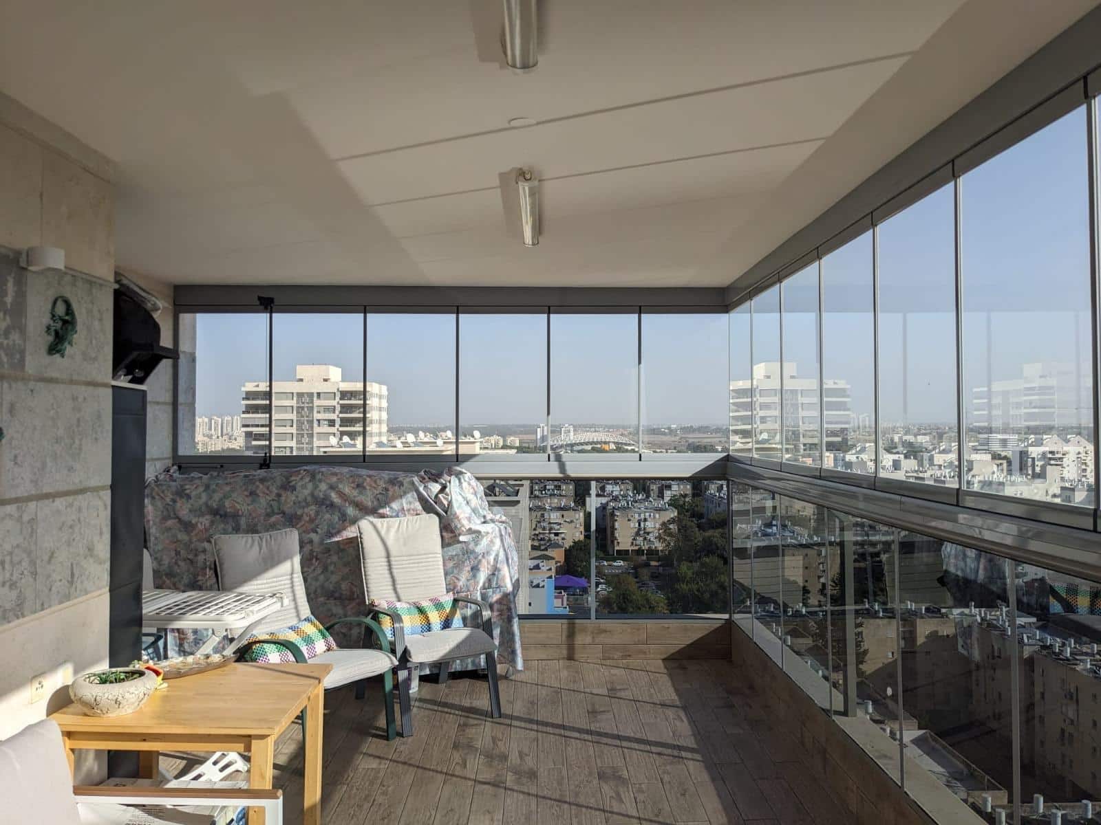 סגירת מרפסת בנתניה בחברת Clear Ly