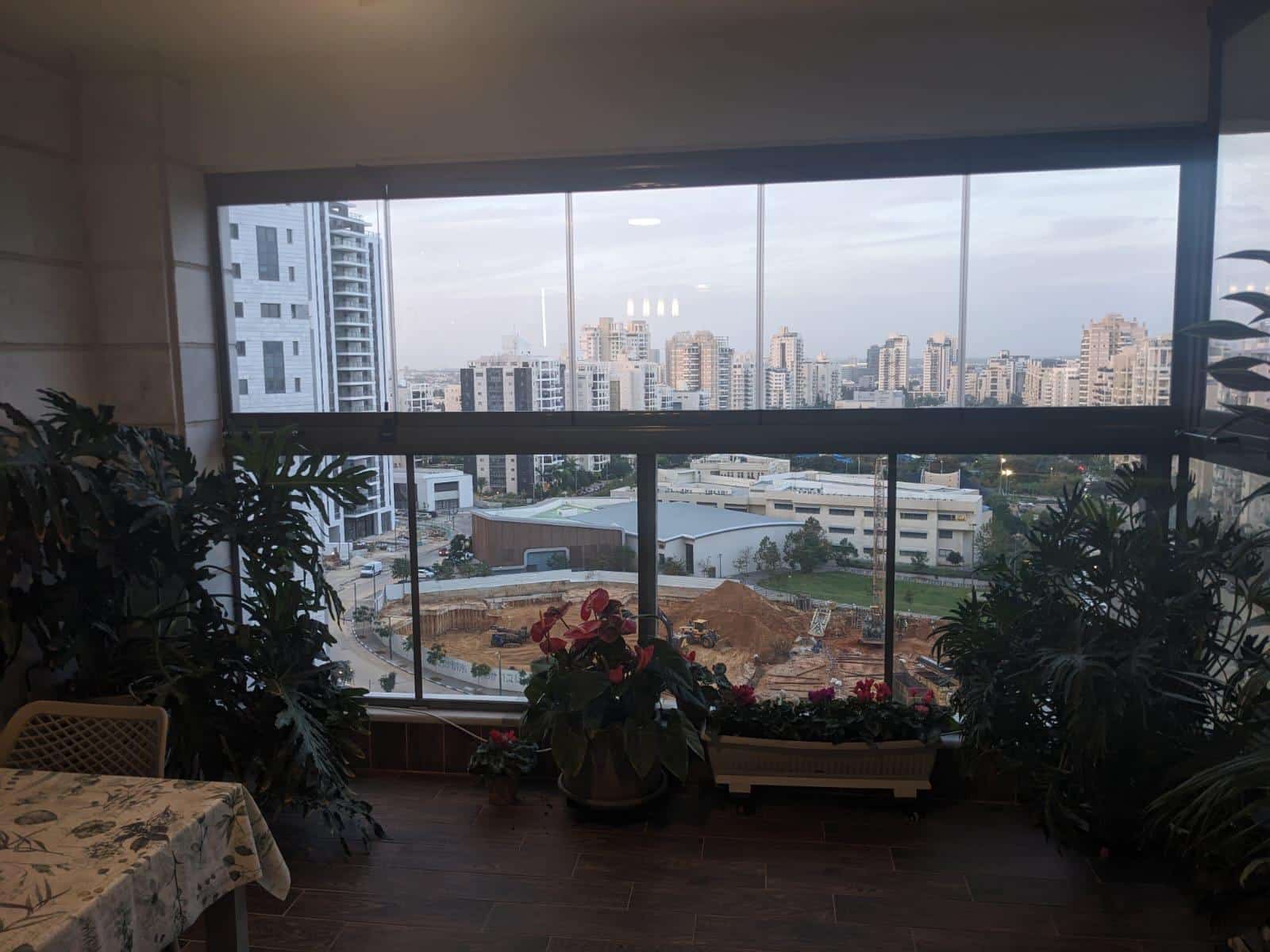 סגירת מרפסת זכוכית