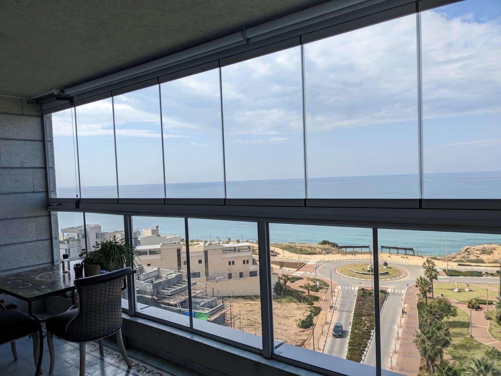 סגירת מרפסת זכוכית נאספת – Clear Ly